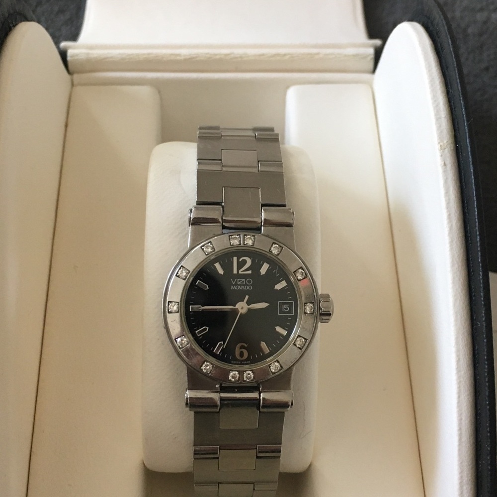 Authentic Movado ladies Vizio Sport diamond bezel watch w/black face and date